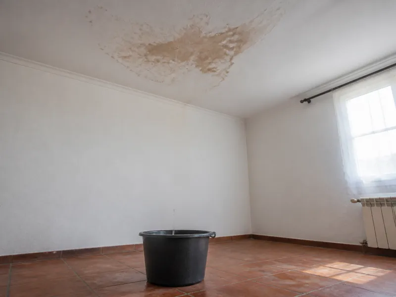 Plafond taché par une infiltration sous les combles