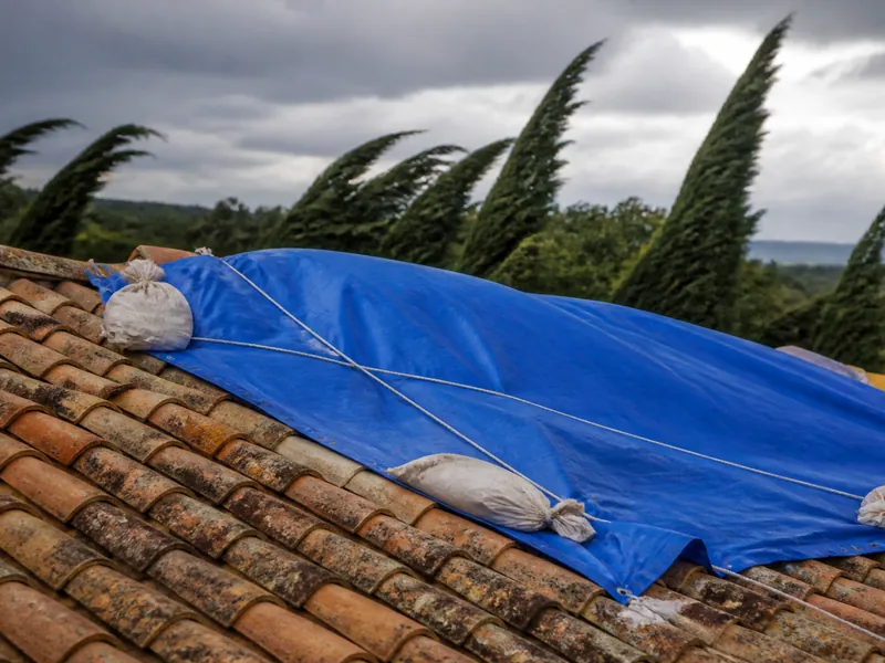Bâche de protection posée sur un toit après un coup de vent