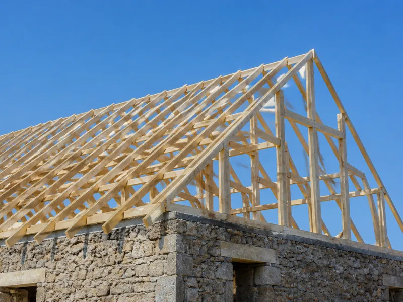 Charpente bois neuve posée sur une maison en pierre