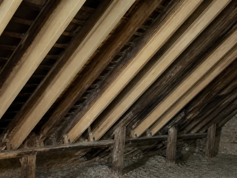 Chevrons neufs fixés contre d’anciens chevrons pour renforcer la charpente