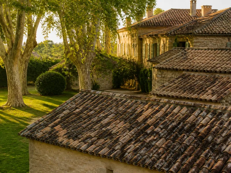 Toits de tuiles d’une bastide et de ses dépendances